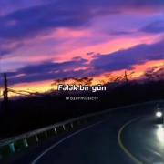 غمگینترین انسان منم در اوج تنهایی