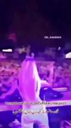 قلادع اش راباز کن ب دنبال لیاقتش برود:) 