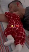 خوابیدن کوچولو رو دستم الان مامانی حسودیش میشه🤭🥰💋‌‌‌‌‌