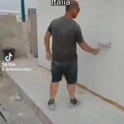 بین کارگران ساختمان سازی جنگ شده 🤣
