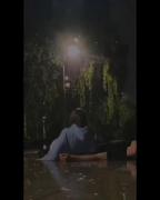 کلیپ نوشته نشستن زیر نم نم بارون