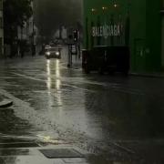 قدم زدن گاهی وقتا از گریه کردنم غم انگیز تره.... 