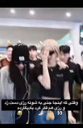 وقتی جنی به شونه ی رزی دست میزنه رزی هم فکر می‌کنه بادیگارده