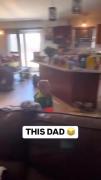 من نمیزارم اینو فراموشش کنین😂😂بابای من که اینجوری بود😐😂