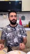 با شیطان نشسته داره غذا میخوره😂