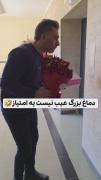 کلیپ خنده دار: استفاده از بینی برای دکمه آسانسور!