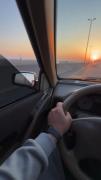 رانندگی در جاده هنگام غروب با آهنگی دلنشین