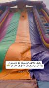سگ بازیگوش در حال تفریح روی سرسره بادی